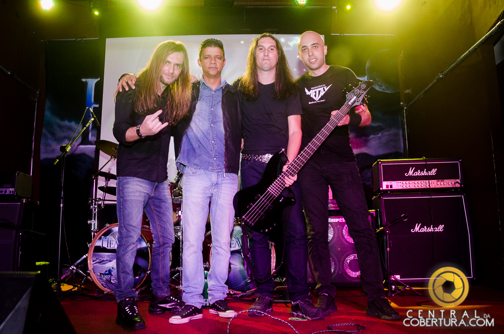 Noite de Metal no Gillan's Inn English Rock Bar com Rexor