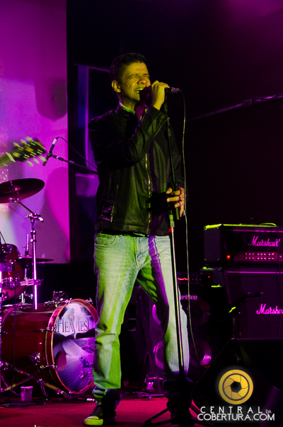 Noite de Metal no Gillan's Inn English Rock Bar com Rexor