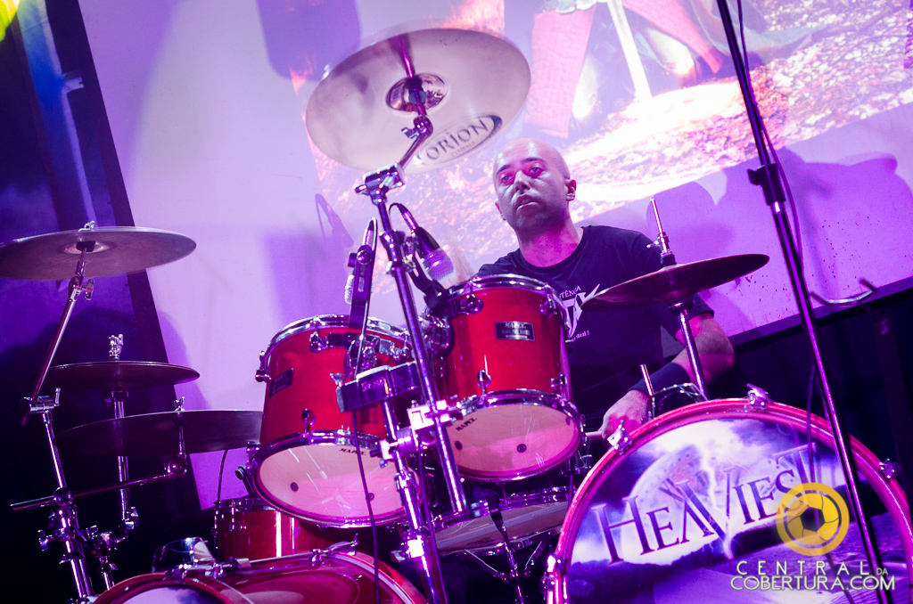 Noite de Metal no Gillan's Inn English Rock Bar com Rexor