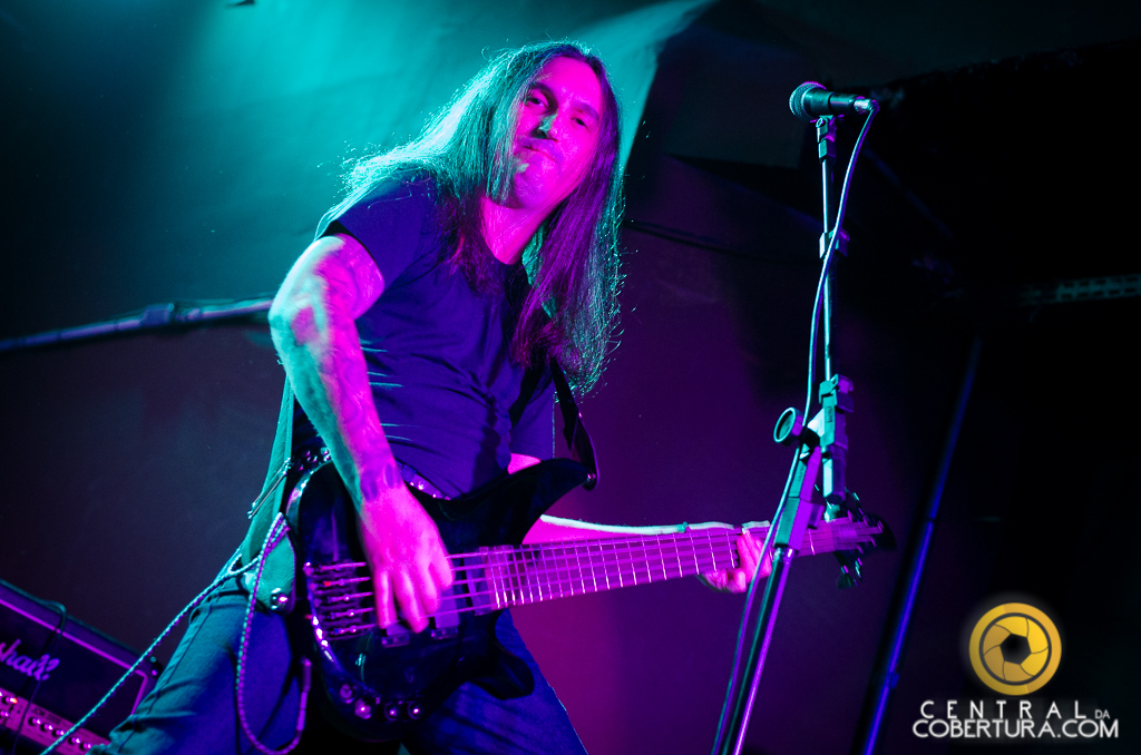 Noite de Metal no Gillan's Inn English Rock Bar com Rexor