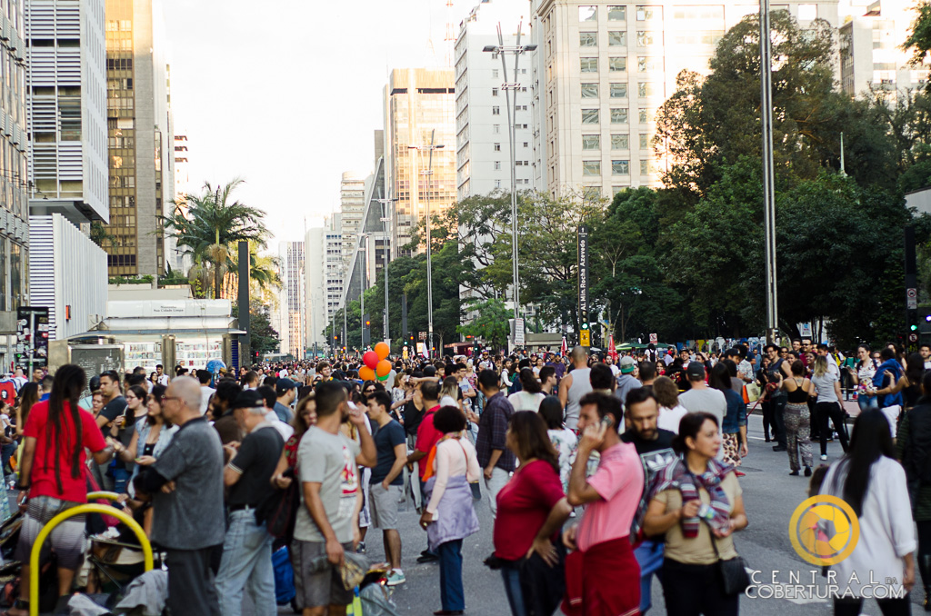 Milhares de pessoas visita a Avenida Paulista durante o final de Semana
